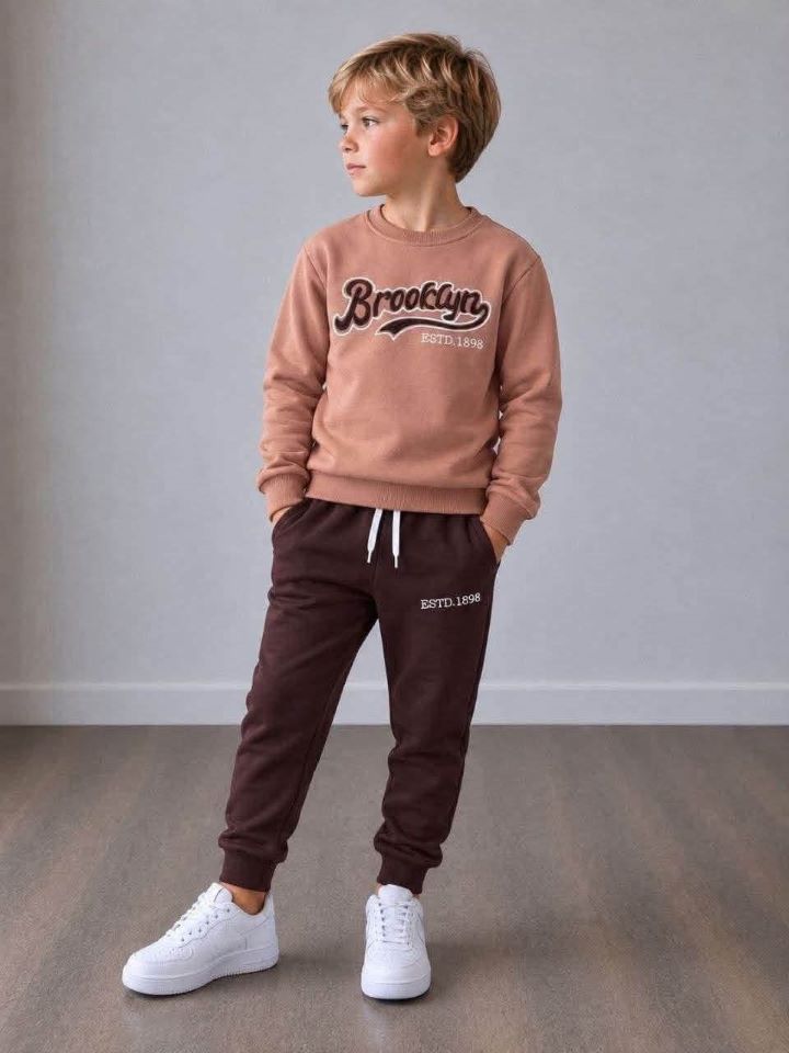 Stylowy i wygodny dres chłopięcy w odcieniach brązu