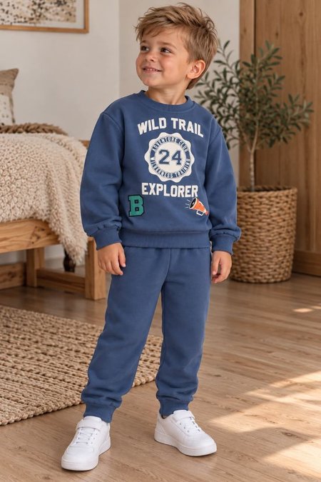Ciepły i stylowy dres chłopięcy z nadrukiem „Wild Trail Explorer”