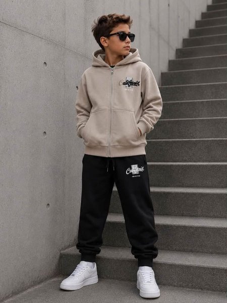 Młodzieżowy dres chłopięcy – beżowa bluza z kapturem i czarne Joggery 