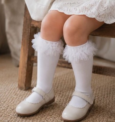 Białe podkolanówki dziewczęce z tiulową falbanką
