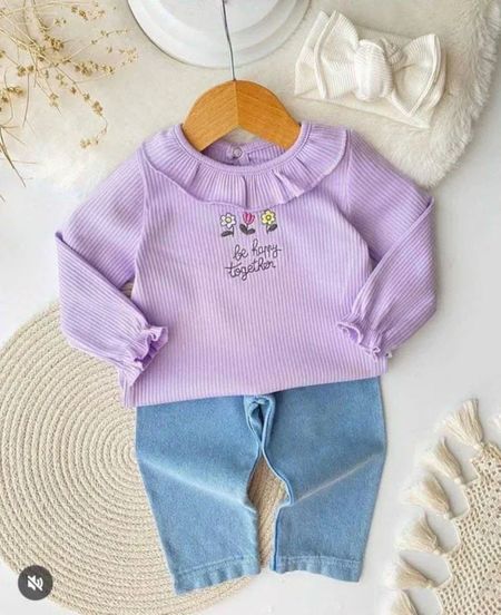  Komplet niemowlęcy z haftem – liliowa bluzka i legginsy