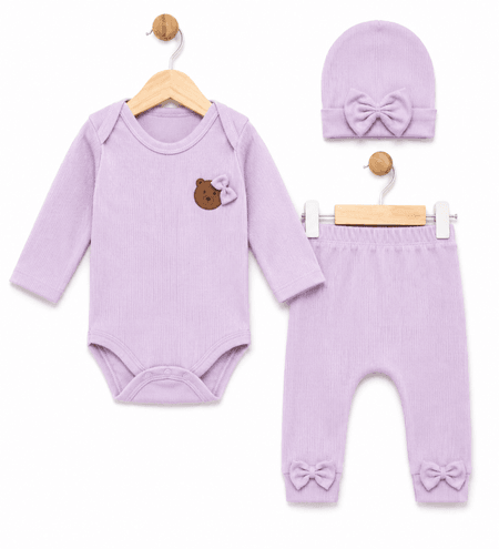 Komplet lilowy niemowlęcy prążkowany z misiem | Body, legginsy i czapka