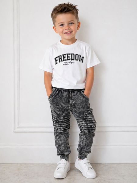  Komplet chłopięcy FREEDOM – biały t-shirt i dresowe spodnie dekatyzowane