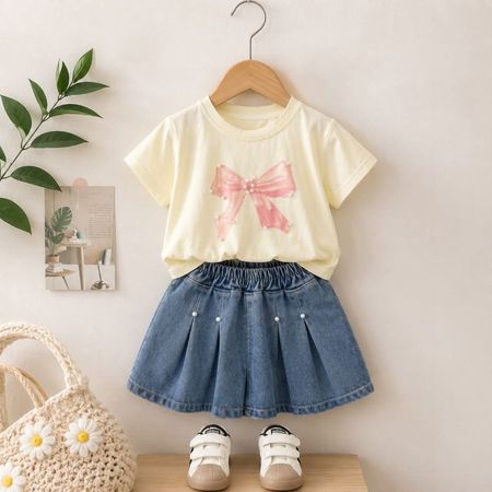 Dziewczęcy komplet letni z t-shirtem z kokardką i jeansowymi spodenkami