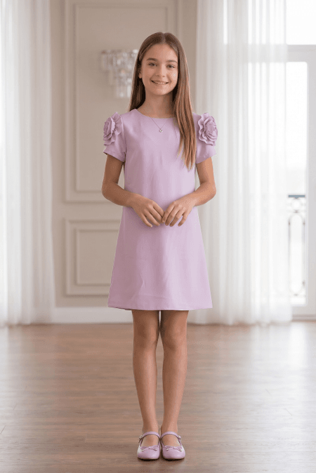 Sukienka dziewczęca z kwiatami 3D na rękawach – liliowa | Elegancka sukienka wizytowa